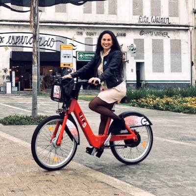 Permanentemente movilizada 🚶🏿‍♀️ 🚲 🚍 🚎 🚊 🚇  (falta emoji de bici pública y compartida 😉 ); ingeniera con conciencia ambiental y feminista.