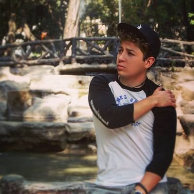 Siempre con una sonrisa no importa lo que pase. Me gusta la mucho la música. M❤️