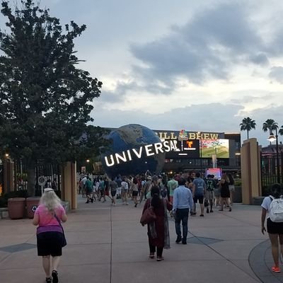 New Mexico Lobos, MMA fan and theme park enthusiasts
I