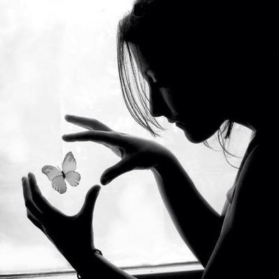 2cd83135f8d1428's profile picture. انثى عشرينيه العمر احمل افكارعجوز مسنه احيانا وثرثره طفله صغيرة احيانااخرى هادئه وبداخل اعماقي ضجه مدينه'''' بعيدا عن العلاقات العاطفيه❌❌❌❌