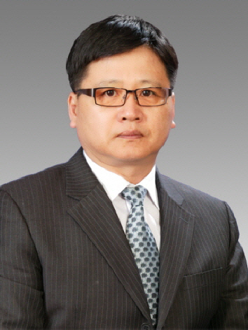 고등학교 수학교사. 큐브 동아리 지도교사. 봉사활동 동아리 사군자 지도교사, 전교조 조합원