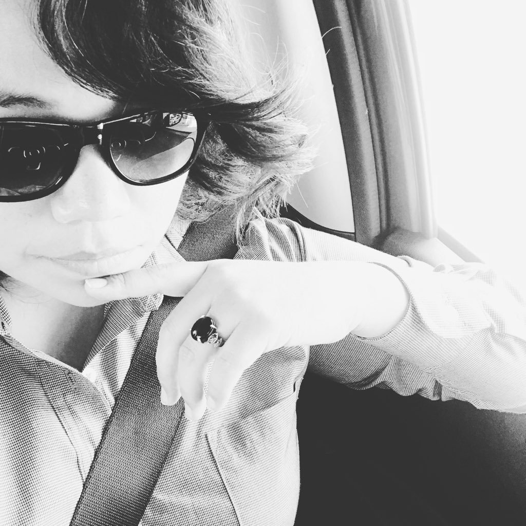 gabsaenz's profile picture. Sencilla pero esquizofrénica de repente, con muchas ganas, prosaica e intolerante. Quizá irreverente, mucho... y consciente de no ser poeta aunque queriendo.