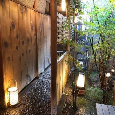 昭和24年創業の日本料理店でございます。 お庭に面した離れ形式の個室で、季節のお料理やお飲み物をお楽しみくださいませ。