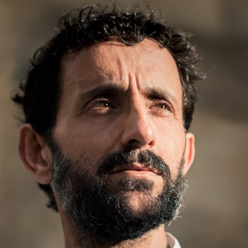 Actor. Narrador Oral Profesional Cuando tenia ocho años me preguntaron que quería ser de mayor. Dije que payaso o misionero. Ahora siento que soy las dos cosas