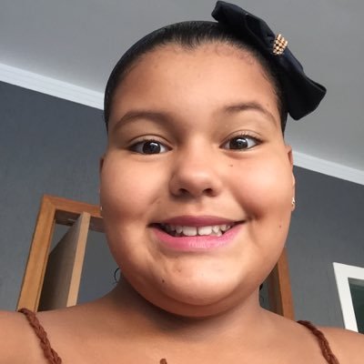 Oi,tenho 9 anos...amo slimes.Falo muito!e sou divertida,bom é oque os outros falam