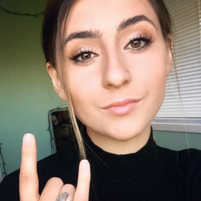 rozbelou1's profile picture. Twitter is instructing me to “not think too hard” on making this bio so they’ve obviously never met me