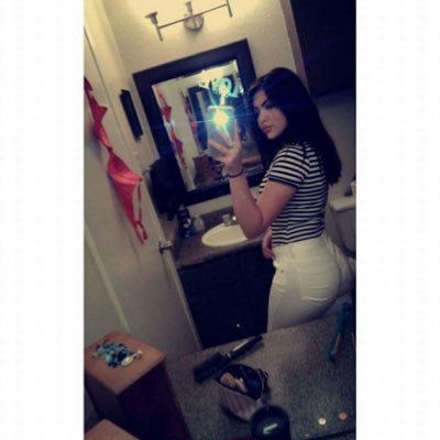 nikkilodeonx's profile picture. C/o 18’ 😩 Makeup Artist