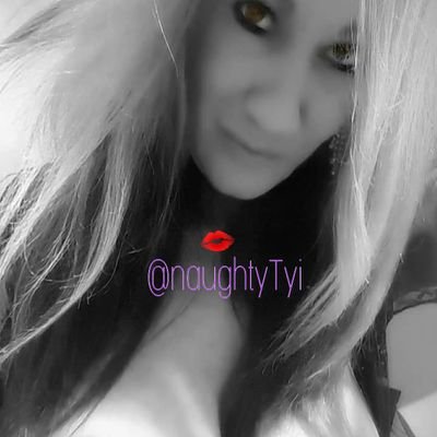 Feature Models are Avi is Beautiful @naughtyTyi, Back ground is Beautiful @KathyvonkBlog,