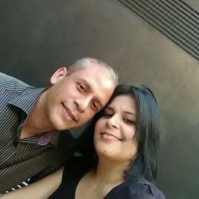 Vzlana. Madre de Rol y Rad. Osada por mis sueños. Aventurera por convicción. Imperfecta Exageradamente dichosa. Estado civil: la eterna novia de Rolando.Abogada