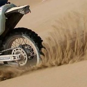 Moto aventurier depuis plus d'une décennie, On rêve du Dakar relate les possibles étape d'un nouveau père de famille qui rêve de participer au Dakar
