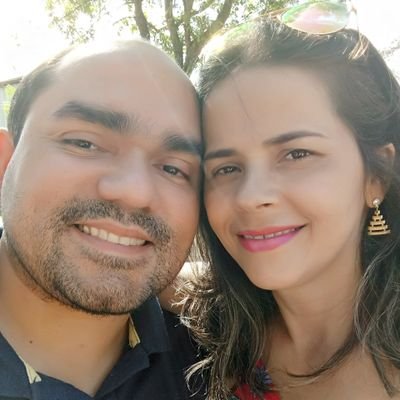 Sou casado, tenho uma linda esposa e um maravilhoso filho.
