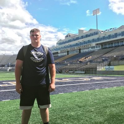 6’4” 240 offensive tackle and defensive tackle https://t.co/sEtshjsuw8