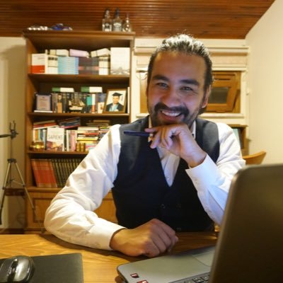 Son Yolculuk, Mavi Kız Kahve Çocuk ve Kırmızı Atkılı İstavrit kitaplarının yazarı...