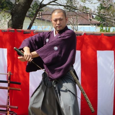 藁斬り抜刀斎公式Twitterになります！ ※個人的なDMは基本的に返信しておりません。また、日本刀に関する質問をしたいという方は下記のURLからお願い致します。 https://t.co/cPiI1OOaCS