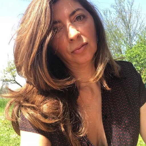 Je suis une femme tout d'abord sérieuse sincère et véridique aussi et ensuite je suis une femme attentionnée gentille généreuse sympa cool ouverte