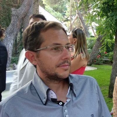 Profesor de Ed. Física. Entrenador Nacional de Futbol
y Futbol sala . Director Deportivo CD Puerta de Madrid. Ex Fundación Real Madrid.
