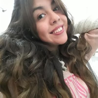 Mamá de 2 príncipes y  princesa. Hija de padres geniales, esposa de un excelente hombre,  hermana de divinas, obviamente hincha del mejor y soy Seño de grado