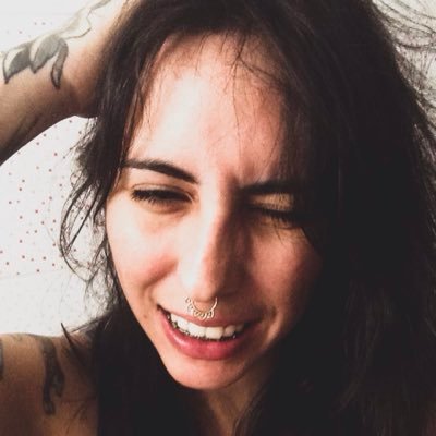 Tatuadora e ilustradora. Formada em design e esp. em hostória da arte.