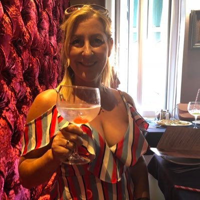 lolmck's profile picture. I like hashtags coz they look like waffles #