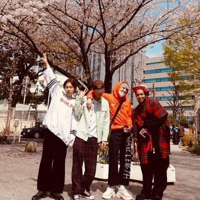 w08171025's profile picture. 💜호텔키링 1차 2차 완료
💚보조배터리 완료
💙홀로그램 파우치 완료
❤후기는 마음