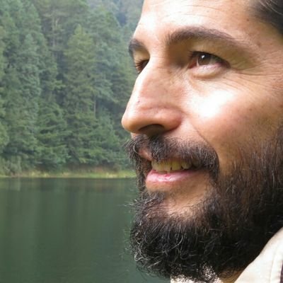 Arqueólogo, fotógrafo, fan de la naturaleza, la astronomía y la tecnología.