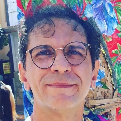 50 anos, cearense de Fortaleza, produtor de arte e objetos.