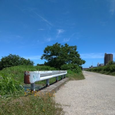 基本、夏の風景写真しか取らない奴です。
ノスタルジックな風景を求めてます。
旅行をしつつ撮ってます。
一眼は重いので撮影は全てスマホカメラです。
無加工主義
zenfone5

撮影場所はリプしてくれれば教えます