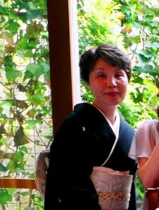 萬古焼の素敵な急須をお嫁入りしてます。日本茶アドバイザー資格取得。三重県で萬古焼急須と伊勢茶と美味しいお茶菓子の三重奏を目指します。読書、お料理、スポーツ鑑賞大好き。幸せ提供人になりたい新米ばあばで、B型で山羊座。本物研究所の商品も取り扱い、フィオーラマッサージ資格取りました
