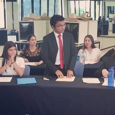 Estudiante de universidad, interesado en la política y nuestra sociedad como pilar de México.