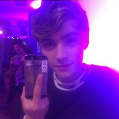 ✪【Alex Standall┇Suicide Boy】✪ ♂┊17〔Liberty High School〕《¿Por qué no ponen un cartel que diga No seas un jodido idiota?》『Fuck My Life』