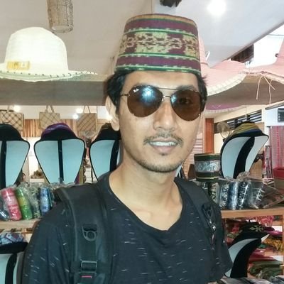 Alumni FE Unud| Sederhana dan cinta keluarga| Ingin terus belajar| suka dg ilmu Marketing | Cinta Bali Indonesia|