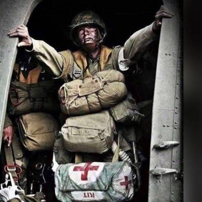 Doctor en Biomedicina. Enfermero Militar. Paracaidista, triatleta y judoca cuando se puede