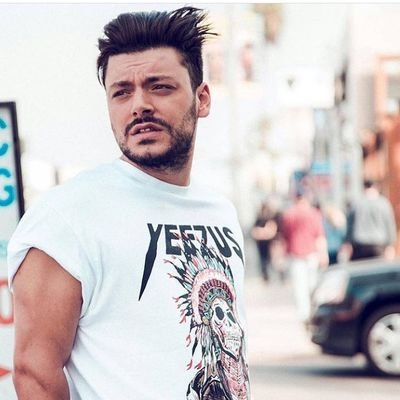 fan de kev depuis 8 ans j'ai un compte fan insta du même nom pour vous tenir au courant des infos sur kev.