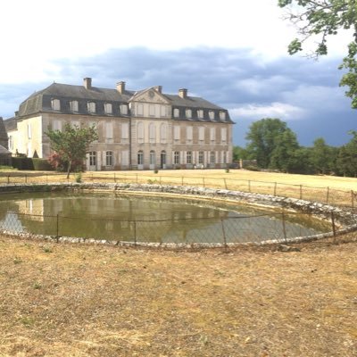 Château du XVIIIe siècle situé dans le Lot (France, Occitanie, 46). Restez connecter avec nous sur Instagram ainsi que Facebook ! 📸📲