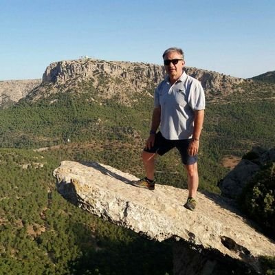 Llicenciat en història contemporània. Educador Social a la Generalitat de Catalunya.