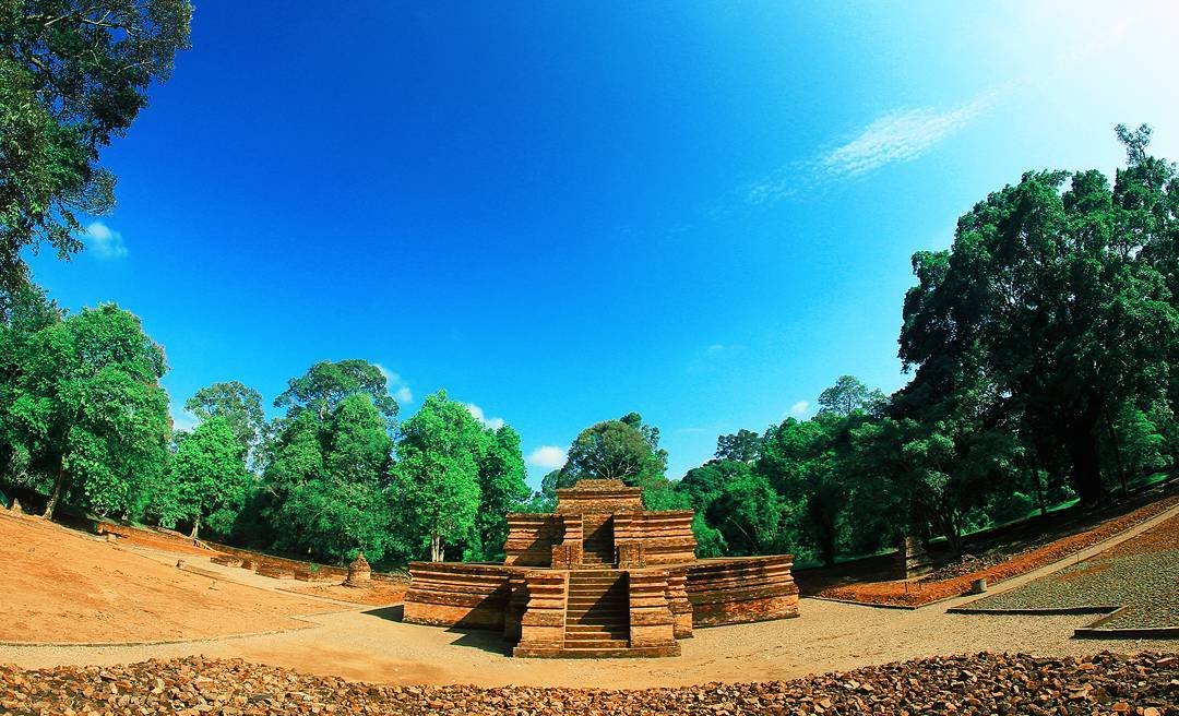 Candi Muara jambi adalah candi yang terluas di asia
candi muara jambi dahulu nya tempat belajar nya para umat budis pada abat ke 6 .
Wa📞 082176451695