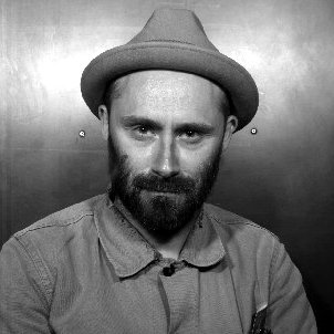 13decembre's profile picture. Cofondateur de Grand Noord Directeur de création Punchlineur en carton...