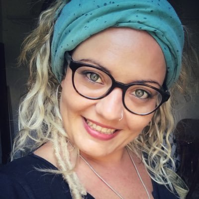 Tocada per la música i la poesia. Filòloga, animalera, feminista. Cofundadora de Llunàtiques i de Pèl capell. Actualment cantant de Vers endins.