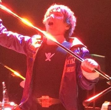 曲を作って配信したり、バンドで歌ったり、芝居をやったり、酔っ払ったり…まあ結構自由に生きてます🎵
現在6曲配信中:https://t.co/lANL4pAWcH
https://t.co/oGbYy4SYWd
