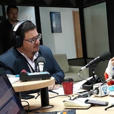 Periodista ecuatoriano en Ecuador tras patiperrear medio continente. La prensa no está encima del resto de la sociedad. Troll encontrado, troll bloqueado