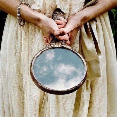 NoSoyVioletta's profile picture. siempre ando queriendo cosas que no van, tengo una colección de deseos contradictorios. Y, encima, urgentes todos.