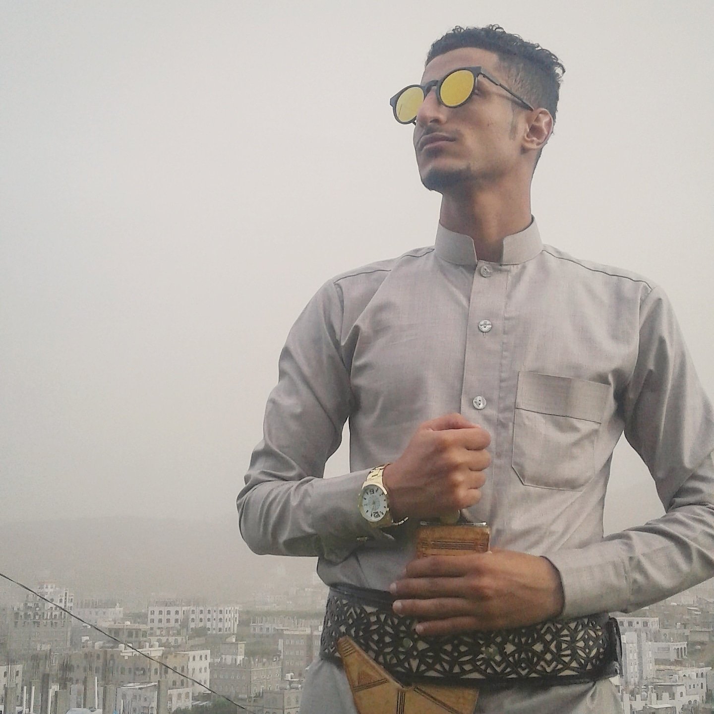 🏵
قُل للذي مَلأَ التشاؤمُ قلبَهُ
ومضى يُضيِّقُ حولنا الآفاقا
سرُّ السعادةِ حسنُ ظنك بالذي
خلق الحياةَ وقسَّم الأرزاقا
#أحبك_ربي
··❥