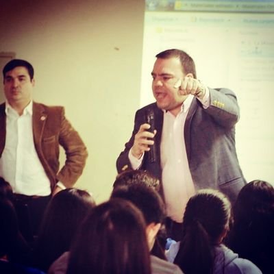 Amo a Dios, al Py, su gente y a los NIÑOS, creo en sus jóvenes, animal político de raza. Servidor a tiempo completo. Sueño que un Py mejor es posible!