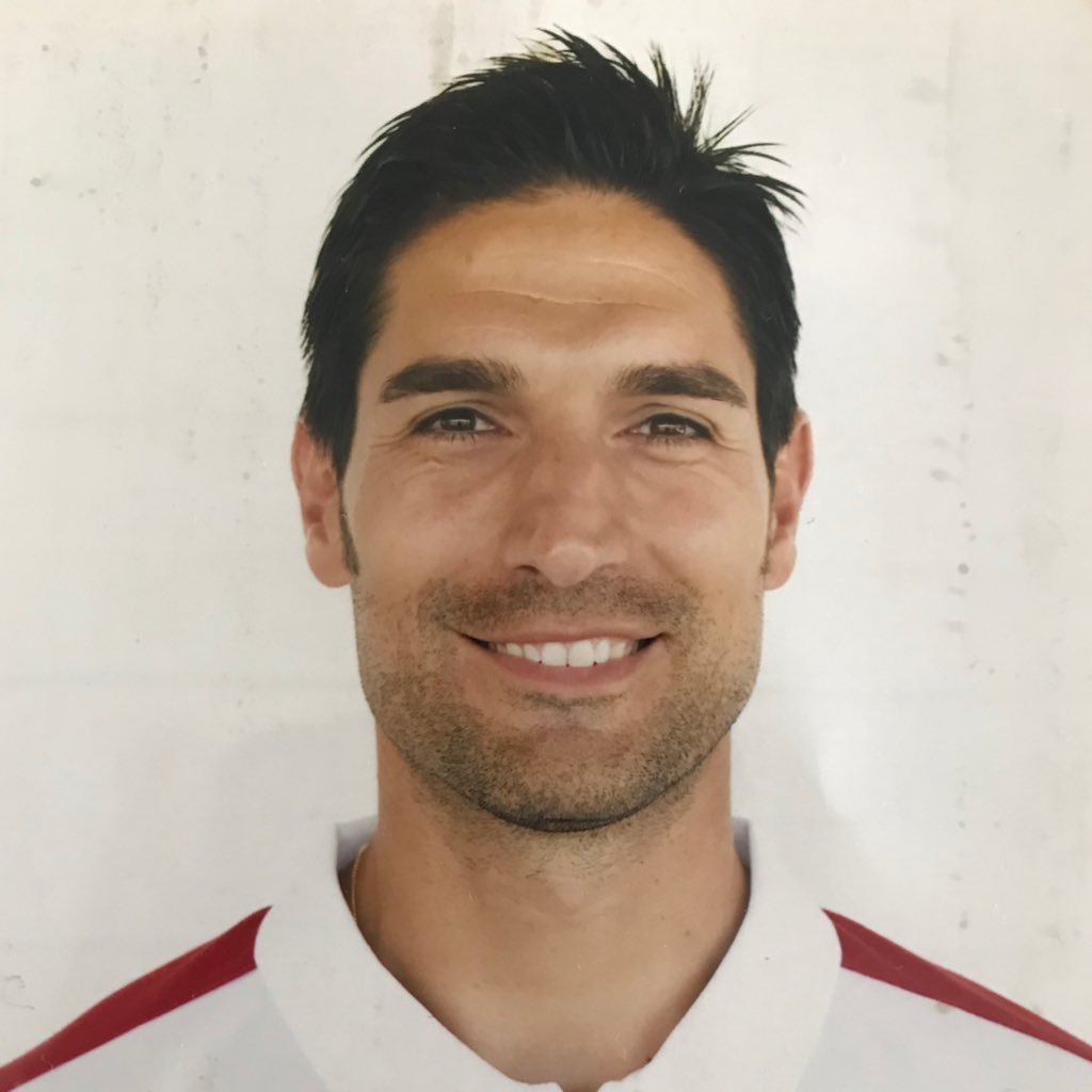 LCCAFD. Master Alto Rendimiento en Deportes de Equipo. UEFA B. Profesor CEDIFA. Ex PF Sevilla FC. Ex PF Granada CF. Ex PF RCD Espanyol. Ex PF Olympiacos.