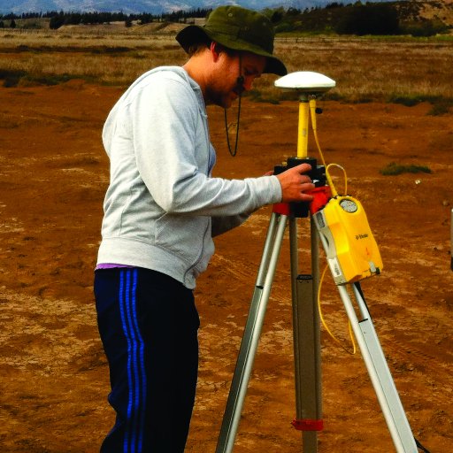 Profesor en Instituto de Geografía de Pontificia Universidad Católica de Valparaíso. Estudio los ciclos de terremotos y tsunamis en zonas de subducción