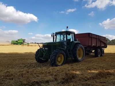 tombé dans l'agriculture quand il était tout petit, passionné automobile, TPE contrôle technique pulvé, conseiller municipal.