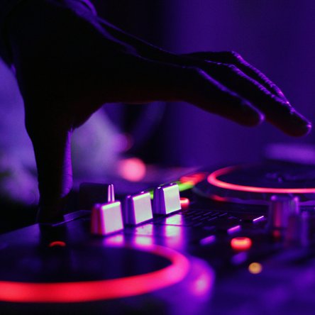 「DJ」って書いてますけど、本物のDJではありません。 
ただの音楽好きです。 
スポーツやプロレスも好きです。
たまにバイクに乗ってます。
好きな番組を見たり聞いたりしている時、暴力的なペースでつぶやきますのでフォローするのは計画的に。