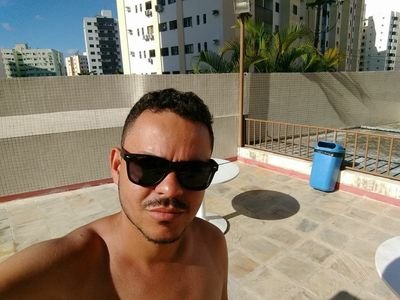 Sou uma pessoa comunicativo, amoroso, romântico. Isso me torna especial.