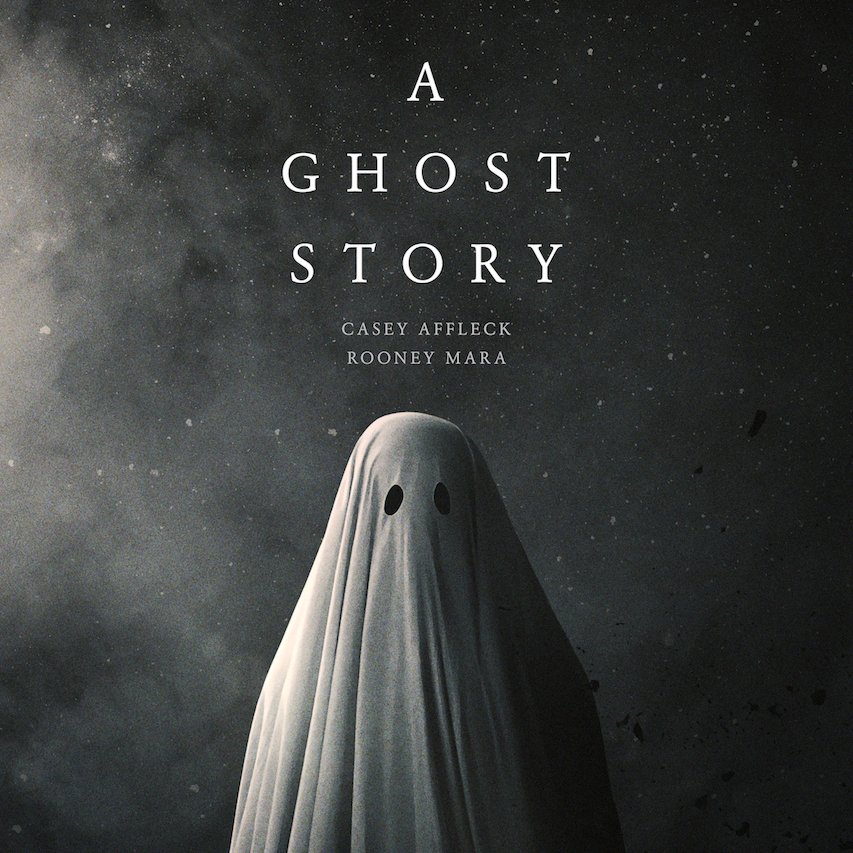 『A GHOST STORY / ア・ゴースト・ストーリー』公式。2018年11月17日より全国ロードショー！「マンチェスター・バイ・ザ・シー」のケイシー・アフレックと「キャロル」のルーニー・マーラが共演。交通事故で死んだはずの夫はシーツを被った幽霊となり、自分がいなくなった世界に残された妻を見守り続ける…