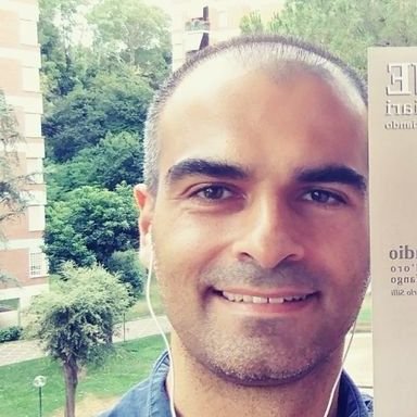 Nato a Napoli, amo la verità, il mare, l'attività fisica, l'innovazione; mi divido tra famiglia, investimenti e lavoro al Comune di Roma.